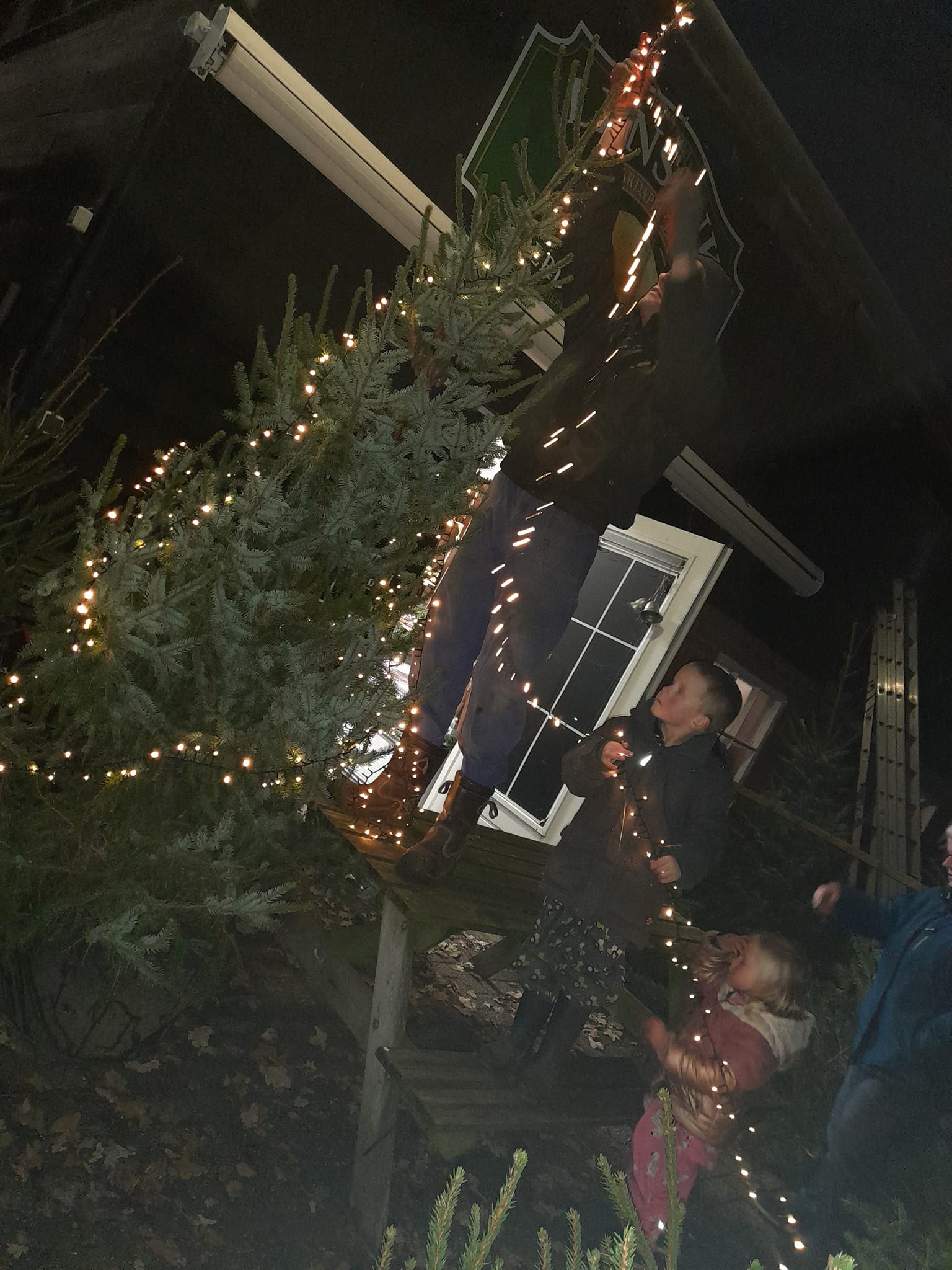 Ook bij Boerderijwinkel Lensink zitten de lampjes weer in de Kerstboom.